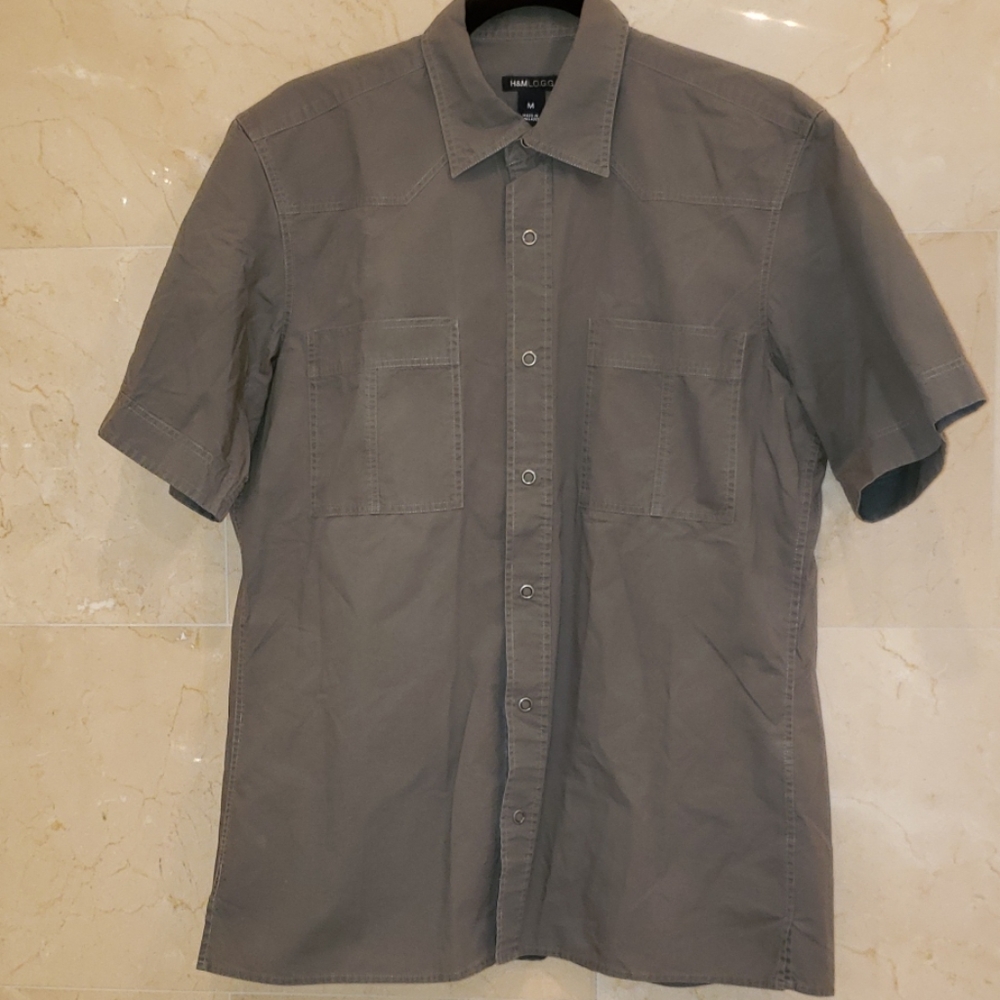 MEN'S H&M KHAKI GREEN BUTTON DOWN CASUAL SHIRT
